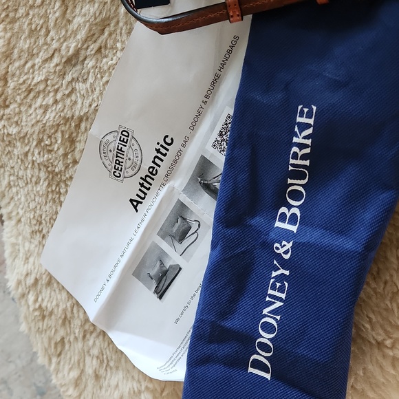 Gorgeous Dooney & Bourke Natural Tan Leather Pouchette Crossbody Bag 🤎 - Picture 4 of 14